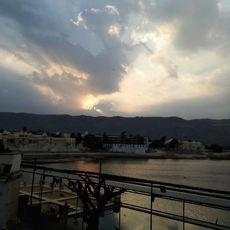 Hôtel Rainbow Palace à Pushkar Extérieur photo